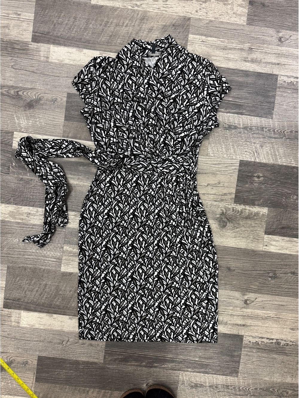 Adrianna Papell Black and White Leaf Print Wrap Dress Size 10